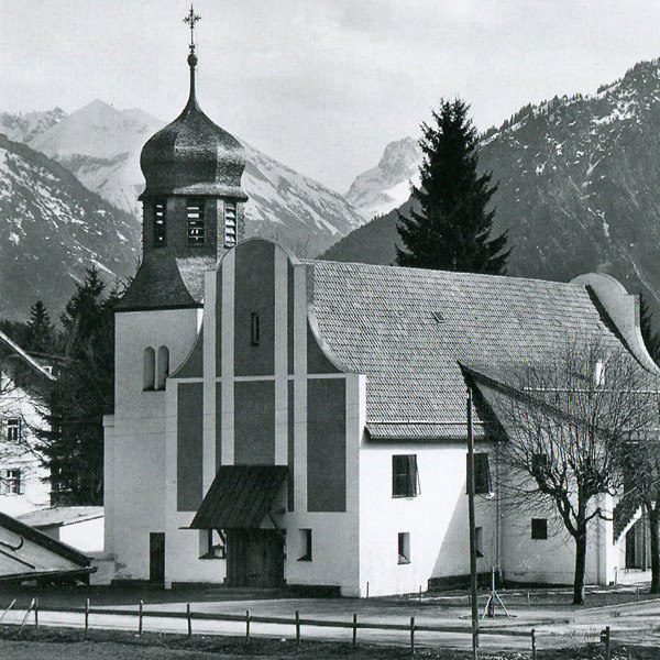 Neue Kirche mit altem Turm